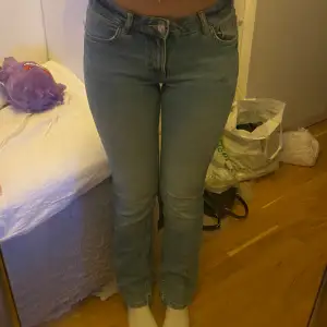 Bershka jeans i storlek 36 Jättebra skick och ser ut som nya Jag är 165 lång