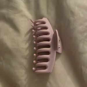 Kräm/hårklämma/tofsar - Krämen kostar 5kr ENDAST TESTAT!  Tofsarna kostar 5kr  Hår klämman kostar 20kr (köpt för 40) Alla kostar 20kr