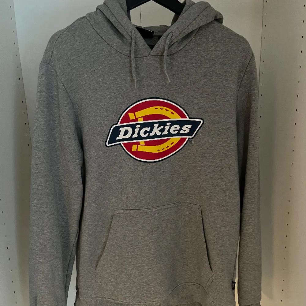 Grå dickies hoodie väldigt fin i skick, 9/10.. Hupparit & Collegepaidat.