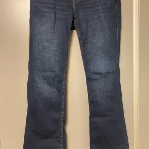 Jättefina bootcut jeans, lågmidjade. Använt fåtal gånger!