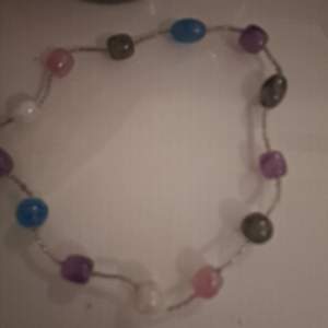 Säljer detta halsbandet med pärlor i olika färg då det aldrig kommit till användning. ❤️