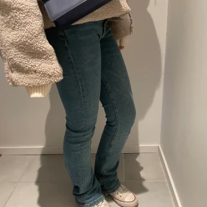 Zara jeans - Ett par väldigt fina lågmidjade jeans från zara! Använd fåtal gånger.  De är i fint skick och slutsålda på Saras hemsida. Dom är i storlek 34 men är långa i benen samt har ett skönt stretchigt jeans material! Köparen står för frakt. 