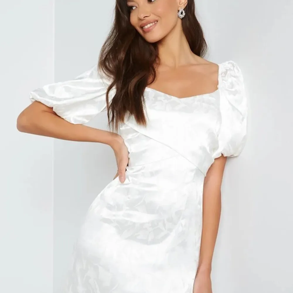 Säljer denna superfina klänningen från bubbleroom i modellen ”caisa” då den inte passade mig🤍 Helt ny med lapparna kvar, nypris 899kr- slutsåld på hemsidan. . Klänningar.