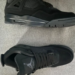 Jordan 4 Black cat  - Helt nya använd 2 gånger. Kan gå ner i pris vid snabb affär.
