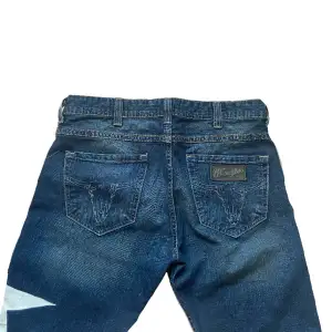 Baggy supersnygga wrangler-jeans med en stjärna på sidan och insydd bootcut. OBS! Den är i samma tyg som jeansen, dvs syns den inte. Midjemått 45cm Innerben 84cm