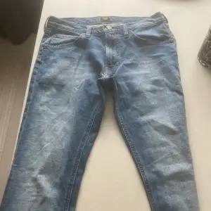 Säljer nu dessa otroligt snygga Lee jeans som är i modellen Luke, otroligt gott skick trotts att de är använda, det är storlek W30:L32. Priset är inte hugget i sten, hör av dig för prisförslag! Nypris på dessa jeans ligger på 750-1000kr