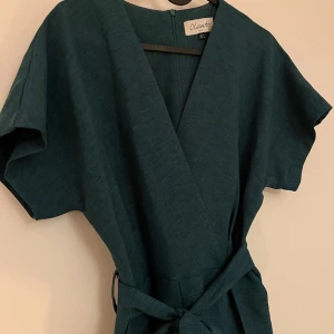 Grön byxdress  - Byxdress i nyskick, använd en gång. Storlek UK 12, US 8 Köpte för 749 kr Frakt ingår i priset