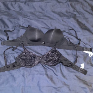 Bhar  - 20 för båda 10 kr styck. I nyskick men för små för mig. Högst upp = 70C Från Hunkemöller. Längst ner = 75C Från Nelly. Den högst upp är lite mörbultad från tvätten men det är inget som syns när den sitter på då den är bygellös. 🥰