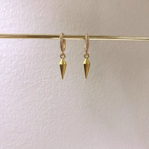 Felicia Earrings - Enkla, fina, nätta örhängen! Passar både vardag och vid festtillfällen! 