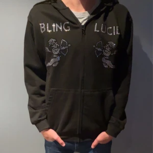 Bling Lucid zip-hoodie - Bling Lucid Zip, använd kanske 3 gånger. Skick 10/10 har inte tvättats någon gång. Köpte den för 699kr på blinglucid.com och kvitto finns