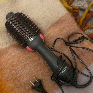revlon varmluftsborste - Har använt den max 4/5 gånger, köpte den för 599kr men efter en vecka så fick jag en dyson för min födelsedag så jag använder inte den längre ( har tyvärr inte lådan som den kom in )