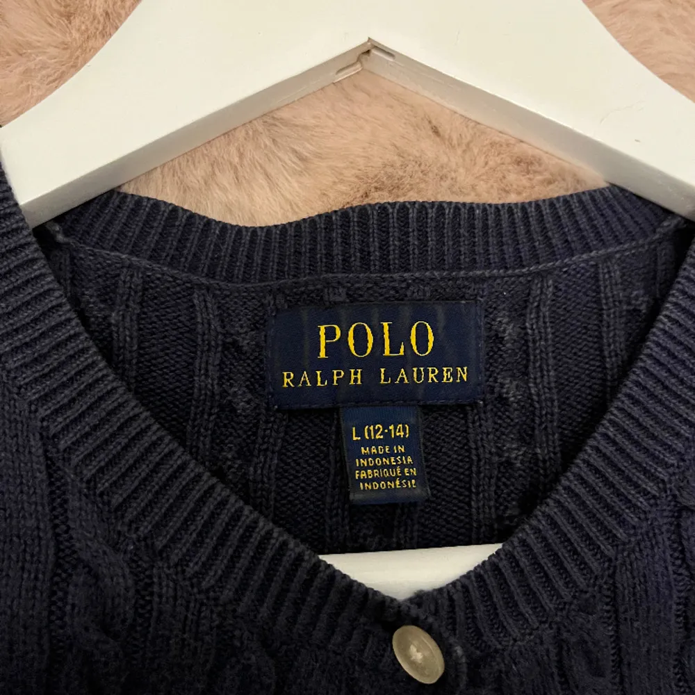 Kofta från Ralph lauren, storlek 12-14 i barn men passar väldigt bra på xs. Tröjor & Koftor.