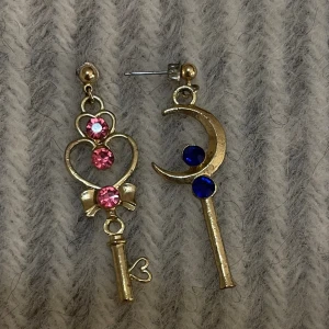 Sailor Moon Örhängen - Ett par jätte söta sailor moon örhängen! Känns inte tunga på örat och sticks inte. Dm för bild med dom på :) Pris kan alltid diskuteras