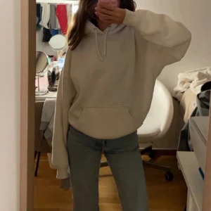 bikbok hoodie - fin men använder den inte längre 🤍🤍