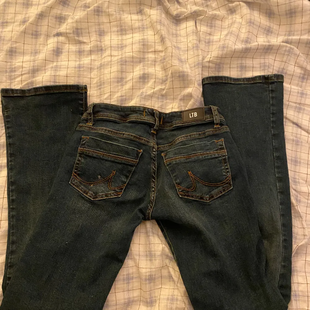 Säljer dessa snygga slutsålda ltb jeansen då jag har alderles för många jeans! Nyskick, inga defekter! Midjemått: ca 33 & innerben: ca 83 Tryck gärna på köp nu!❤️. Jeans & Byxor.