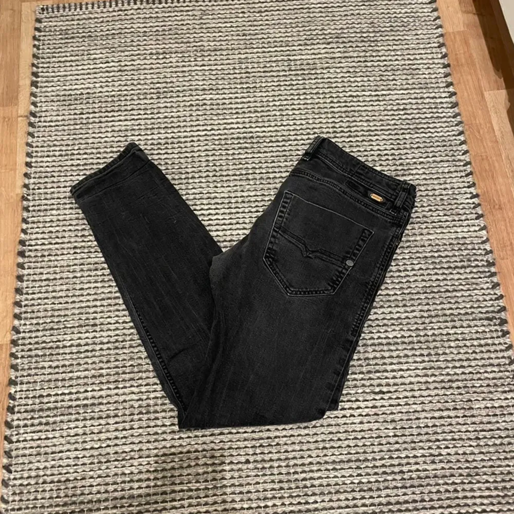 Säljer ett par jätte fina svartgråa jeans. Storlek W30 L32. Inga defekter. Skriv om du har några frågor så är det bara att dma:) De är även Slim fit, de passar om mane ungefär 175 cm.. Jeans & Byxor.