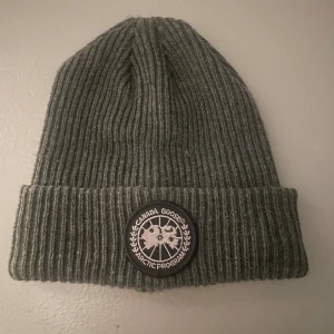 Canada Goose mössa - Canada Goose mössa | Skick 9/10 | Använd ett fåtal gånger men inga defekter | Pris 450 kr | Du står för frakten | Hör av dig vid funderingar!