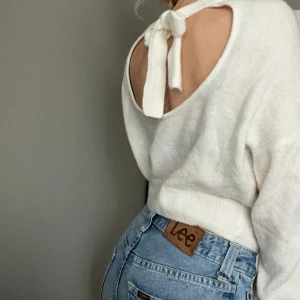 Stickad Tröja - Säljer denna stickade tröja ifrån hm, den har lite öppet i ryggen och med en knytning. Den är lite genomskinlig som ni ser på bilderna man man kan ha en vit bh istället för svart som jag har så ser det lite snyggare ut! Hör av er vid intresse☺️