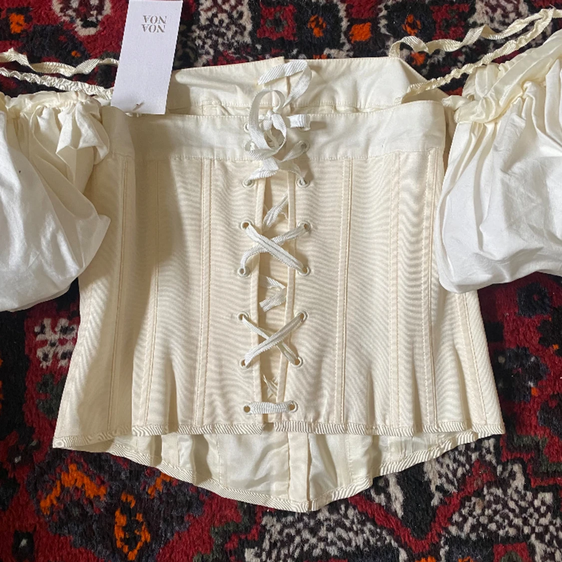 korsett med puffärmar  - 90