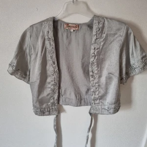 Vintage bolero  - Vintage från indiska, köpt runt 2000. Glansigt material, med pärlor och paljetter. Oanvänd 