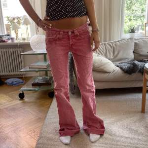 lågmidjade levis jeans, längd 34!! jag är 1.75 och dessa är perfekta på mig <3 första & sista bilden är från förra säljaren! 