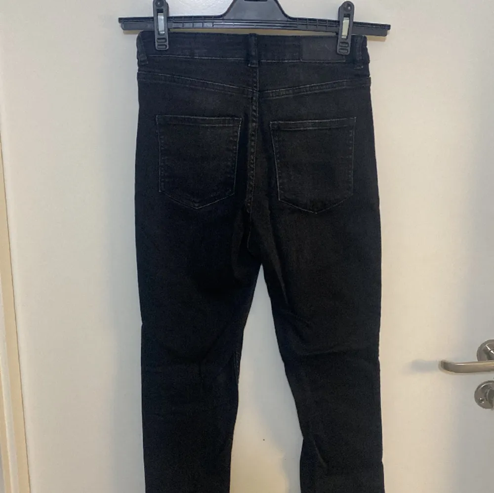 Monki Stuprör svarta jeans storlek 28 högmidja . Jeans & Byxor.
