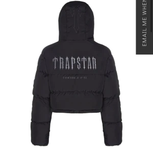 Trapstar jacka - Croppad jacka från Trapstar. Aldrig använd då jag inte gillade hur modellen satt på mig. Funkar både till vår/höst och vinter då den är väldigt varm. Oversized modell. Passar XS-M. 