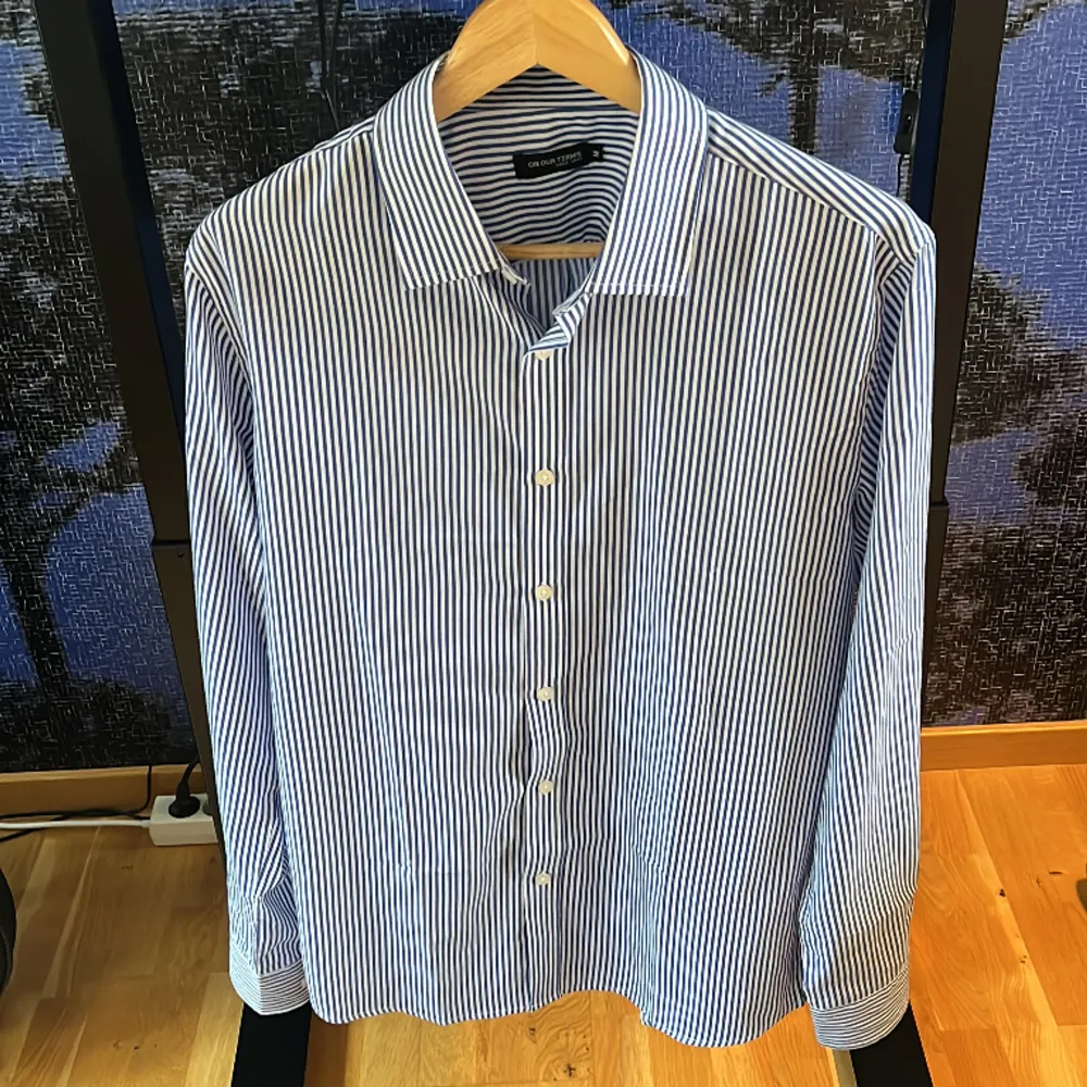 Snygg blåvit-randig skjorta, säljs pga lite för stor. Stor i storleken. Använd endast 1 gång så i princip nyskick! Pris kan diskuteras. ⚡️Dm vid frågor. . Skjortor.