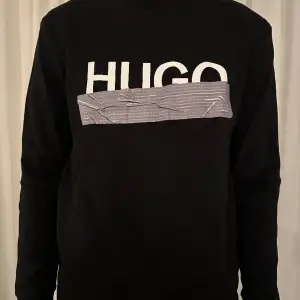Säljer denna Hugo Boss tröja då den inte kommer till användning längre. Nypris på Johnells är 1099kr. Mitt pris är 500kr
