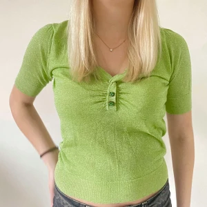 Grön topp💚 - Grön topp med knappar💚✨Storlek S. Köp direkt via ”köp nu” knappen<3