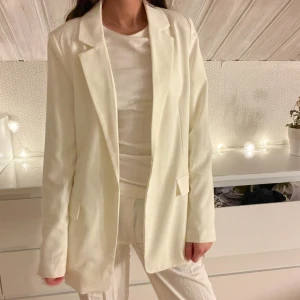Vit kavaj - Naturvit kavaj ifrån vero Moda, storlek xs, använt en enda gång, nypris 499kr säljer för 190kr