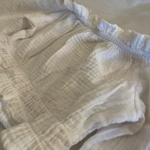 Blus från Gina - Jätte fin blus från Gina. Den är croppad. Aldrig använd. Strl. 146/152