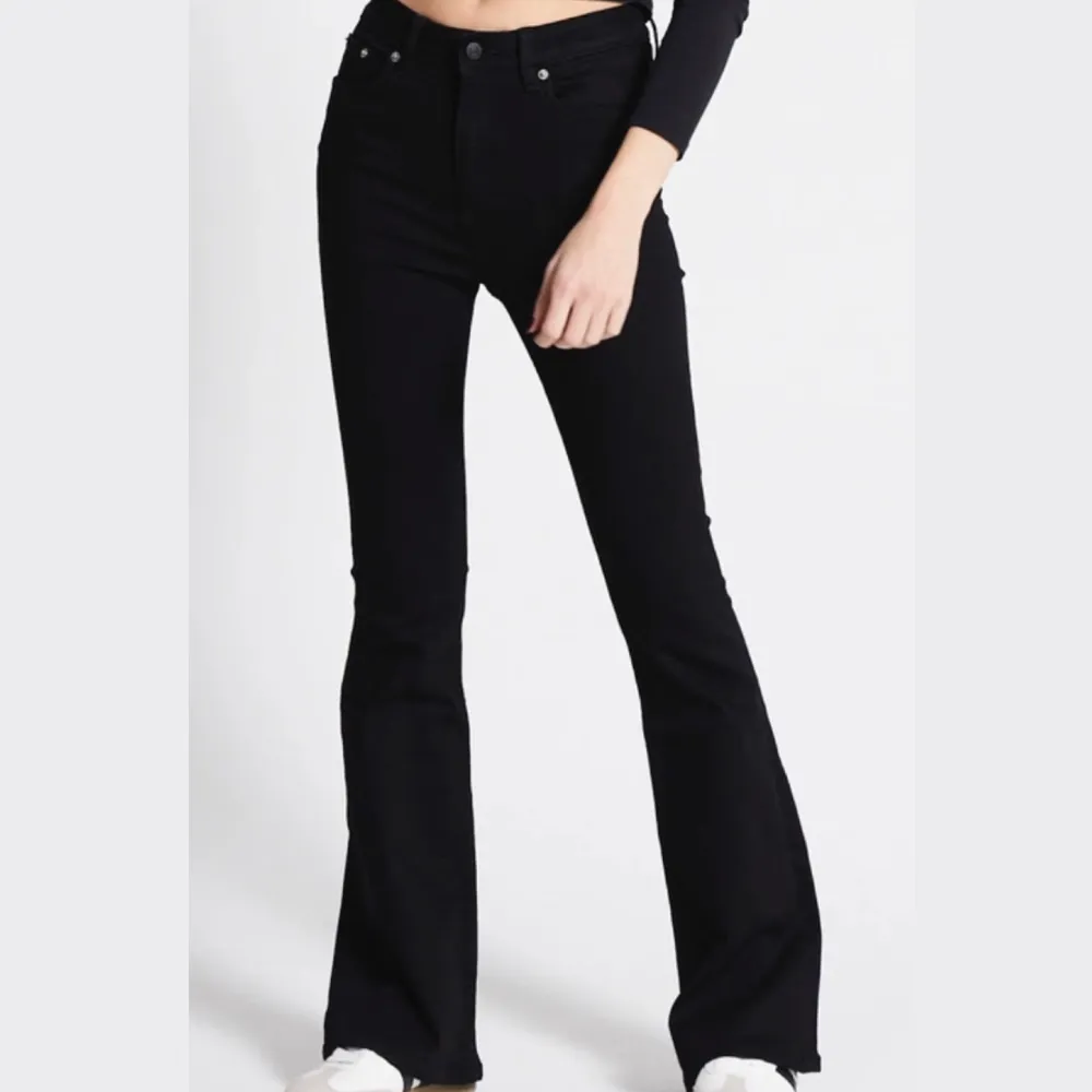 Svarta utsvängda jeans från Lager157, aldrig använda. Nypris 300kr. Jeans & Byxor.
