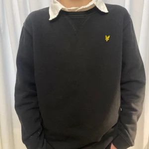Lyle & scott tröja - Tja! Säljer nu en Lyle & scott tröja. Den är i bra skick och inte använd så mycket. Den blir jättesnygg med en skjorta under som här. Tvättar innan någon köper så den kommer va helt ren när ni får den. kontakta om mer bilder och information.⚡️