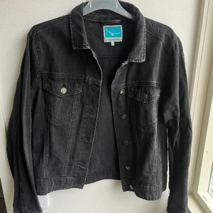 Svart jeans jacka  - Säljer denna svarta jeansjackan, super fin. 🥰