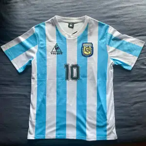 Argentina jersey hemmatröja med Icon Maradona på rygg 
