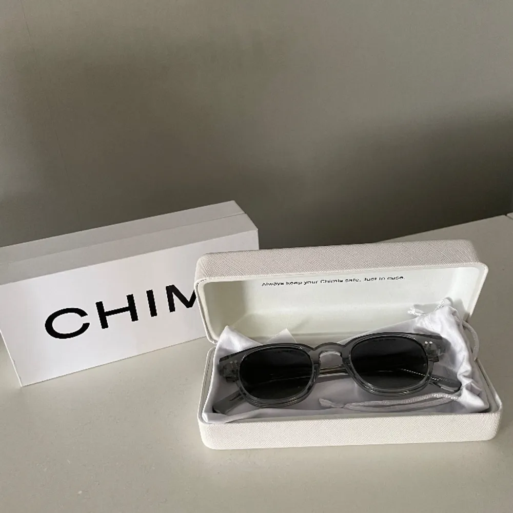 CHIMI 01 grey solgalsögon  Skick 10/10 nästan helt oanvända!    . Accessoarer.