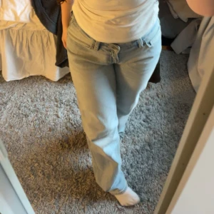 Low waist jeans - Säljer mina low waist jeans från carlings, använd 2 ggr totalt och köpte de för 600kr och säljer dessa för 300kr:)