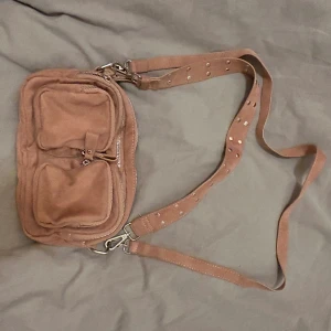 Handväska  - Handväska från Gina tricot, aldrig använd. Färgen är nude smutsrosa med silver detaljer. 