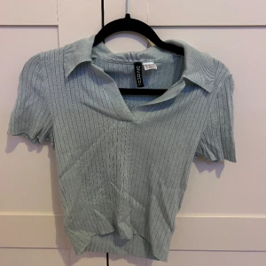 Topp - Blå topp i mycket fint skick!