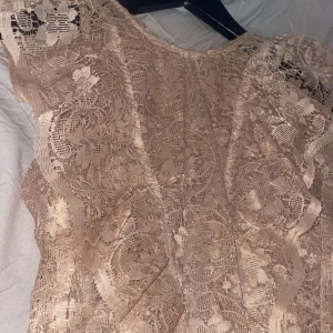 Spets tröja - Säljer denna spets tröjan med detaljer på. Använd en gång!🥰 Skriv om ni vill ha bild på❤️