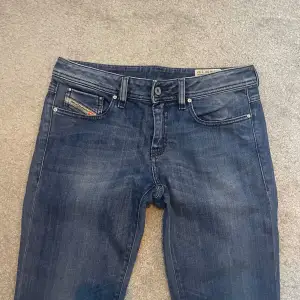 Lågmidjade Diesel jeans i storlek 30/32, typ inte använda. Säljer pga att de är för stora för mig i midjan. Skriv för fler frågor💕