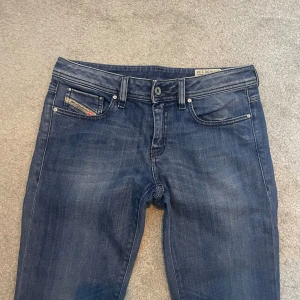 Diesel jeans - Lågmidjade Diesel jeans i storlek 30/32, typ inte använda. Säljer pga att de är för stora för mig i midjan. Skriv för fler frågor💕