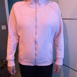 En jättefin rosa pelle p tröja med luva och dragkedja som nästan aldrig är använd, max 3 gånger, den är i storlek M❤️ Nypris 1300kr