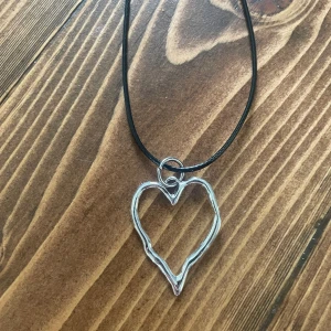 Halsband  - Nytt fint hjärt halsband .nickelfritt 