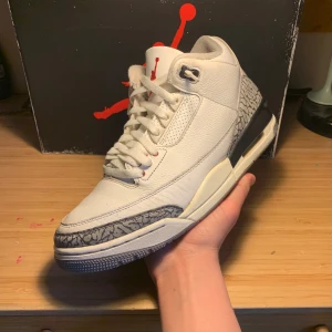 Jordan 3 White Cement  - Säljer ett par Jordan 3 Retro White Cement Reimagined. Dessa är storlek 42,5 men passar som 44. Skorna är i mycket bra skick och är såklart helt äkta(bevis finns). om ni har några fler frågor är det bara att skriva privat!
