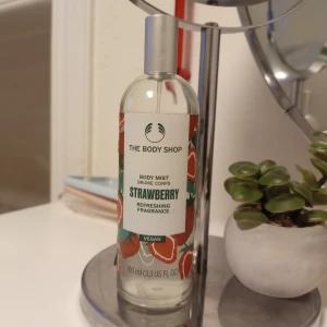 The body shop mist  - Säljer "the body shop's" body mist i lukten strawberry. 60% kvar. Säljer den för 90kr + frakt. Original pris 200kr! 