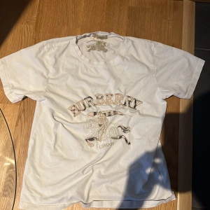 Burberry t-shirt  - använd några gånger sitter bra och passar barn med storlek 134