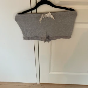 Pjaymas shorts - Det här är ett par pj shorts i storlek 134/140 (om du villa ha fler mått är det bara att skriva till mig). Jag säljer dem då de inte passar mig så bra. Shortsen är igentligen inte så tajta utan jag har då en större storlek än vad shortsen är.