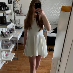 Studentklänning - Student/skolavslutningsklänning som är i skönt, stretchigt material. Den är lite längre baktill! Jättefint skick 💕